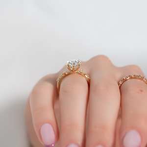 Anillo de compromiso de moissanita corte Pera de 7x11mm | Anillo de oro o plata con piedras laterales | Aniversario de bodas Joyería fina OEM - Product Image 4
