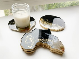 Plateau en résine coeur artistique en noir avec design or et cuivre élégant plateau fait main pour la décoration et le stockage de l'Inde - Product Image 3