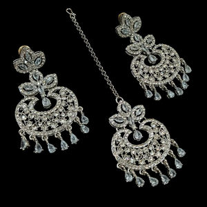 Boucles d'oreilles pendantes élégantes plaquées argent avec Maangtikka assorti avec des pierres autrichiennes scintillantes - Product Image 1