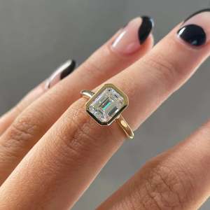 Anillo de Compromiso con Diamante de Laboratorio Esmeralda Certificado por IGI de 2.00ct, Engaste en Bisel, Estilo Catedral, en Opciones de Oro - Product Image 1