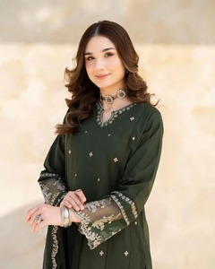 Broderie florale et détail de dentelle Kameez avec mousseline de soie Salwar Dupatta broderie de bordure ornée pour les fêtes en tissu de pelouse - Product Image 2