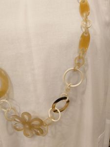El mejor regalo de boda romántico, collar con colgante de perla de cuerno de búfalo hecho a mano con patrón de forma de niña para amantes y mujeres - Product Image 4