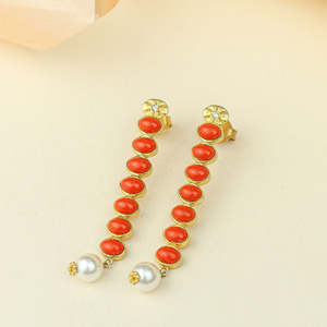Boucles d'oreilles pendantes Anokhi en or avec perles de corail en cascade - Product Image 1