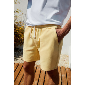 Pantalones cortos de mezcla de lino de corte relajado para hombre LEYTON con doble bolsillo y cintura elástica, color amarillo - Product Image 3