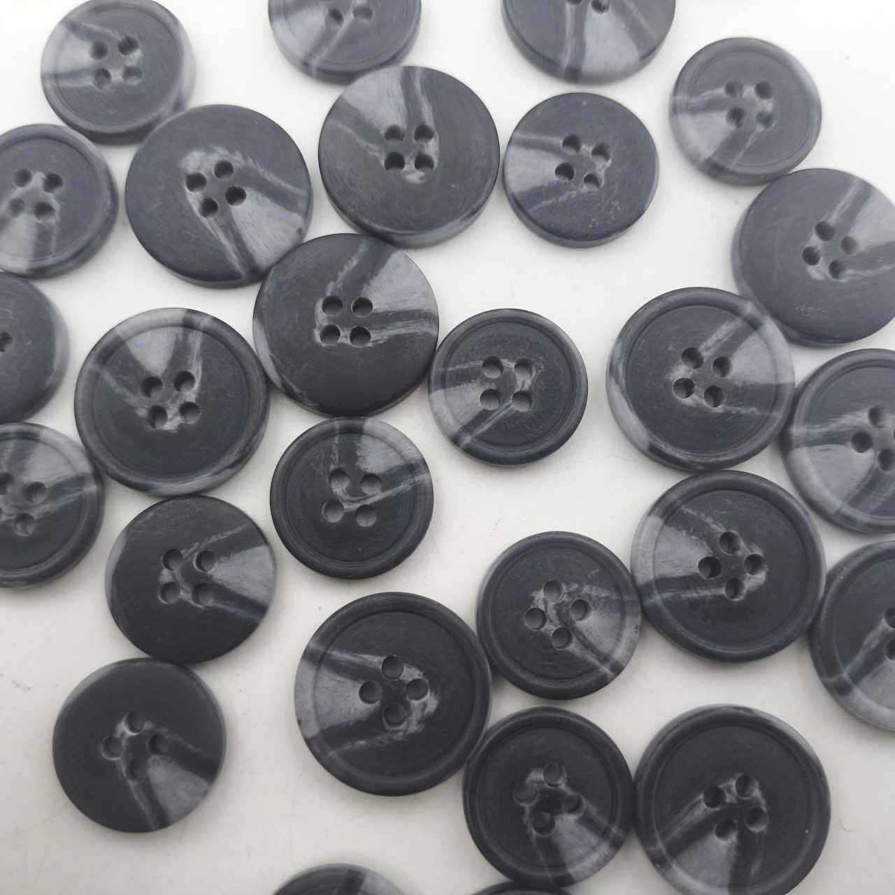 สีเทาพร้อมแถบสีขาว