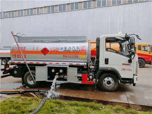 Camion-citerne à carburant d'occasion 4x2 de 6000 L de capacité à vendre au Japon à bon prix - Product Image 2