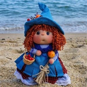 Muñeca de Trapo de Bruja Personalizada OEM Hecha a Mano de 24 cm, Juguete de Peluche al por Mayor, Muñeca Sentada Suave y Adorable con Sombrero y Escoba - Product Image 3