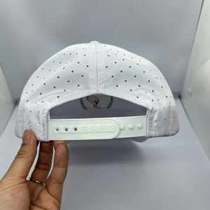 Casquette de golf imperméable en polyester découpé au laser Gorras 5 panneaux personnalisée Casquette imperméable Melyn Casquette de baseball imperméable avec logo personnalisé Casquette Melyn - Product Image 3
