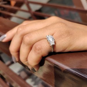 1.50CT Lab Grown Round Cut Diamond 10K Oro sólido Anillo de Bodas de compromiso de tres piedras para mujeres para fiestas Certificadas por IGI - Product Image 5