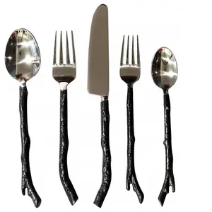 Hot Selling Unieke Stijl Handgemaakte Royal Decoratieve Metalen Hand Gesmeed Bestek Bestek Set Voor Home Kitchen Gebruik