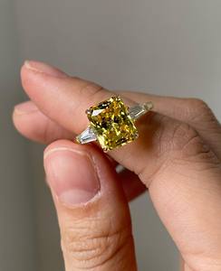 Anillo de compromiso de diamante cultivado en laboratorio de corte radiante vívido amarillo de 3,26 quilates con anillo de estilo, regalo de lujo de oro de 14 quilates para momentos especiales - Product Image 5