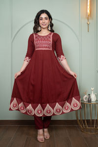 Ensemble Kurti floral imprimé pour femme de qualité supérieure trois pièces-tissu doux avec ensemble Dupatta et pantalon assorti - Product Image 3