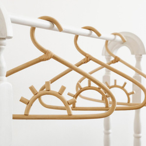 Cintres en bois de rotin les plus vendus pour enfants cintre en bois durable pour vêtements de bébé suspendus - Product Image 5