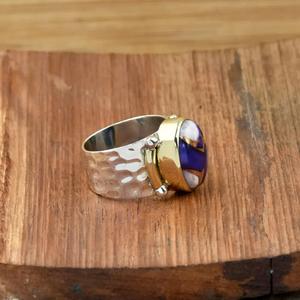 Anillo ovalado turquesa de ostra púrpura Anillo llamativo martillado de dos tonos de plata esterlina para mujer - Product Image 3