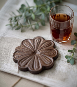 Posavasos simples y elegantes con forma de flor de cinco pétalos, hechos de madera natural. Disponible a precios de mayoreo. - Product Image 3