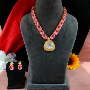 ชุดเครื่องประดับผู้หญิงแบบอินเดียโบราณสมัยใหม่ สร้อยคอและต่างหูประดับเพชรคันดันและเพทายแบบไม่เจียระไน ดีไซน์หรูหราทันสมัย - Product Image 4