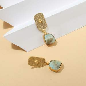 Boucles d'oreilles pendantes dorées contemporaines en laiton argenté pour femmes, style ethnique, usage quotidien, soirée, Maharashtra - Product Image 2