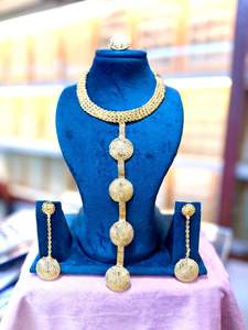 Conjunto de Collar Floral Tradicional Chapado en Oro con Pendientes a Juego |   Joyería de Imitación Nupcial India al por Mayor Modelo 23255 - Product Image 6