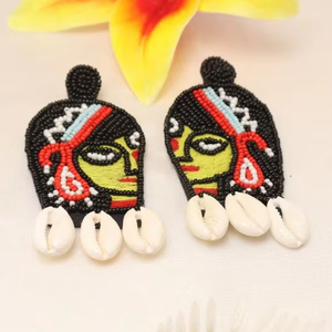 Pendientes Bordados Artesanales con Flores de Arcoíris Rosa, Armonía Vibrante, Cuentas Multicolores, Hechos por Glowin Fashion - Product Image 5