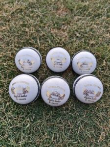 ลูกบอลคริกเก็ตสีขาว4ชิ้นทำจากหนังแท้สำหรับการเล่นแบบมืออาชีพ - Product Image 5