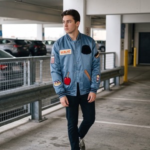 Blouson Bomber Oversize en Satin Unisexe Bleu Acier Noir avec Patchs en Chenille Doublure Sublimée Logo Personnalisé OEM Streetwear - Product Image 5
