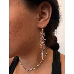 Boucles d'oreilles attrape-rêves artisanales Navajo en corail rouge et argent sterling, bijoux culturels de collection - Product Image 2