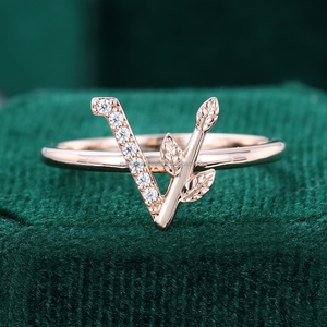 ขายดีแหวนเพชรรูปหัวใจสำหรับงานแต่งงานแหวนเพชรสีโรสโกลด์ชุบตัวอักษรเริ่มต้น "V" Love Finger - Product Image 5