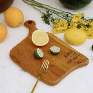 Tabla de cortar de madera con hermosos acabados, ideal para exhibir verduras a la parrilla, mariscos o bistec en eventos de patio trasero - Product Image 5