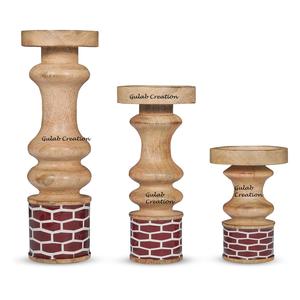 Porte-bougie en bois de manguier avec impression en émail rouge Bougeoir décoratif artisanal pour la maison, les fêtes et la décoration de table - Product Image 1