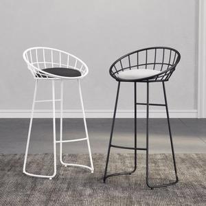 Taburete de barra de hierro artesanal con detalles únicos diseñado para hogares que combinan estética moderna y vintage - Product Image 4