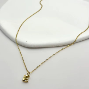 Summer Essential Moonriver Collier ras du cou pour femmes Style simple Design 'E' Perle de cuivre Matériau principal Acier inoxydable - Product Image 1