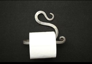 Porte-papier toilette minimaliste en fer pour un design intérieur de salle de bain propre, alliant simplicité et qualité métallique robuste - Product Image 6