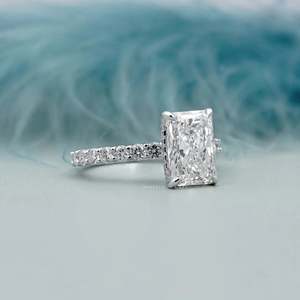 Anillo de compromiso con halo de diamantes pavé de corte radiante, certificado IGI, engaste oculto - Product Image 5