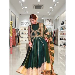 Robe Anarkali verte brodée magnifique de Maya Ali 2025 – Tenue de soirée de luxe inspirée des créateurs pakistanais avec dupatta - Product Image 1