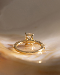 Bague Moissanite en argent 3.51 avec émeraude de 925 carats d'inspiration vintage avec marquise et pierres latérales rondes et bande délicate - Product Image 4