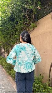 Veste matelassée en coton faite à la main pour femmes motif floral réversible et respirant saison d'hiver avec décorations de trou de bouton - Product Image 6