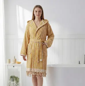 Albornoz Unisex de Lujo con Pompones, Tejido a Mano, de Algodón Turco, para Resort, Uso Todo el Año, Ropa de Dormir y de Estar por Casa, Verano, Suministrado por ODM, Turquía - Product Image 1