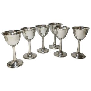 Verre à vin en métal design avec finition texturée et forme raffinée pour la décoration intérieure moderne ou les amateurs de bon vin - Product Image 4