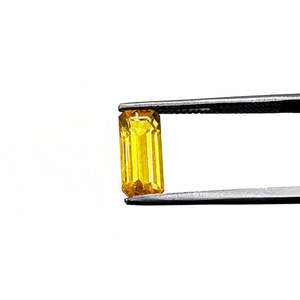 Zafiro Amarillo Natural de Nigeria de 3.15 Quilates, Gema Sin Tratar, Corte Esmeralda Brillante, Color Peridoto, Calibrado, Alejandrita Óptica - Product Image 2