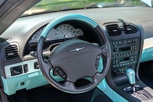 Ford Thunderbird 2002 d'occasion en bon état, 26 000 milles, 2 propriétaires, moteur V8, toit rigide amovible d'origine - Product Image 4