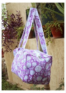 กระเป๋าดัฟเฟิลกีฬาสีม่วงแบบลำลองพิมพ์ลายดอกไม้ผ้าฝ้ายบล็อกลายดอกไม้ใส่วันหยุดสุดสัปดาห์ความจุขนาดใหญ่ทนทานคุณภาพสูง - Product Image 2