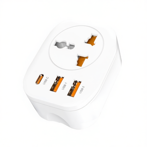 อะแดปเตอร์แปลงปลั๊กไฟแบบ Universal Smart 2USB Type-C สีขาว สำหรับเดินทางในสหราชอาณาจักร - Product Image 2