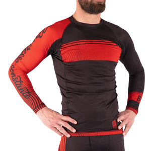 Rashguard MMA pour hommes de haute qualité | Garde de Jiu Jitsu en polyester à manches courtes de couleur personnalisée avec impression par sublimation - Product Image 2