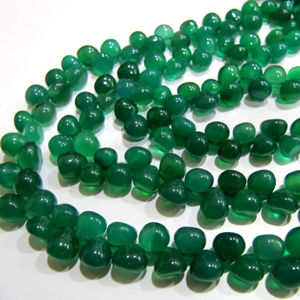 Cuentas de piedra de ónix verde natural, forma de cebolla, tamaño liso de 6-8mm, lado perforado, 8 pulgadas de largo, hebra lisa - Product Image 1