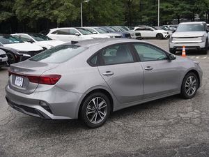 Clean Used 2024 Kia Forte LXS FWD Usado con ruedas de aleación Asientos de cuero Navegación Arranque remoto Paquete de tecnología de techo solar - Product Image 2