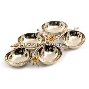 Bols de service polyvalents en laiton de haute qualité au design élégant et sophistiqué, idéaux pour servir des apéritifs ou des entrées - Product Image 1