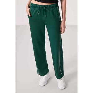 Pantalones Palazzo Anchos para Mujer Tommylife, con Paneles Laterales de Textura Suave - 94669 Negro - Rojo Viva - Product Image 5
