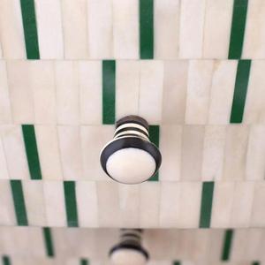 Commode grise à 4 tiroirs en incrustation d'os avec motif floral par Fashion Craft India pour la maison, le salon, l'hôpital ou l'entrée - Product Image 2