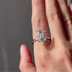 Anillo Solitario con Diamante de Laboratorio con Corte Esmeralda Certificado por IGI, 7.00ct, Claridad VVSVS, Color D-E-F, Blanco I, para Compromiso de Mujer - Product Image 1