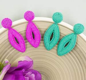 Pendientes de tela bordada con cuentas de inspiración vintage - Product Image 3